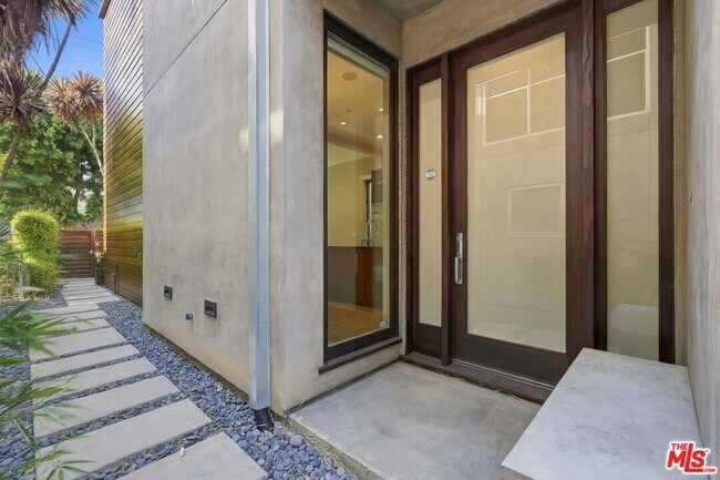 Building Photo - 744 Marine St