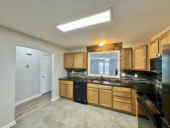 Building Photo - 101 Pinewood Dr