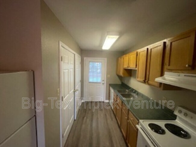 Building Photo - 267 N Pecan St