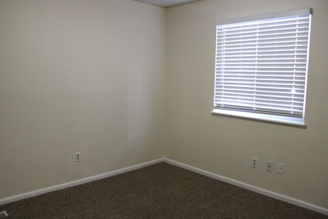 Building Photo - Lovely Three Bedroom Home Near Troutman Park