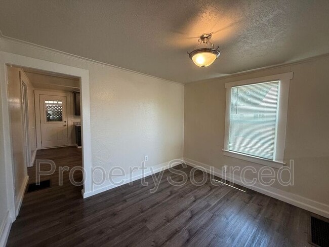 Building Photo - 208 N Acacia Ave