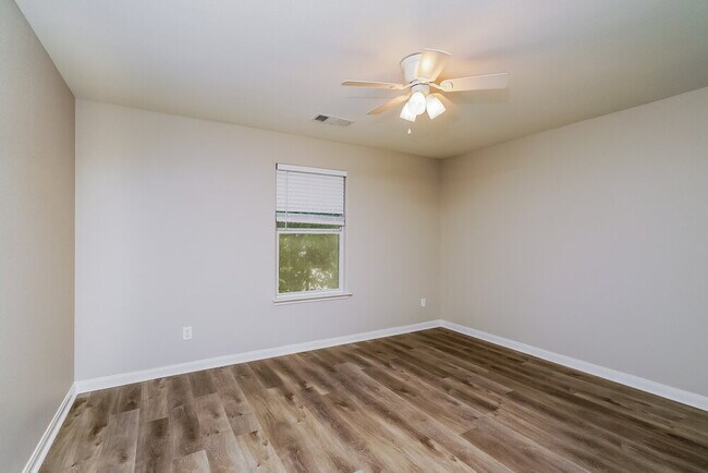 Building Photo - 1006 Primrose Dr