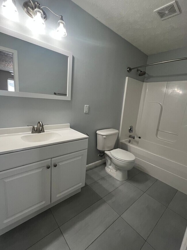 Building Photo - CONVIENT... TOWNHOME 2 BEDROOM 2.5 BATH