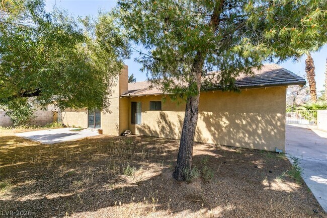 Building Photo - 3221 E Rochelle Ave