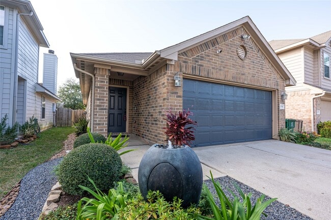 Building Photo - 10706 Plum Dale Way