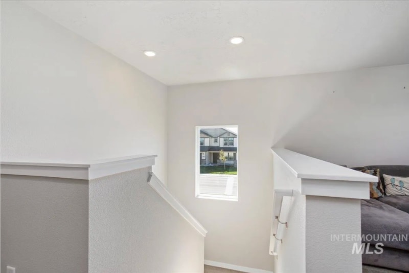 Building Photo - 765 SW Huebert St