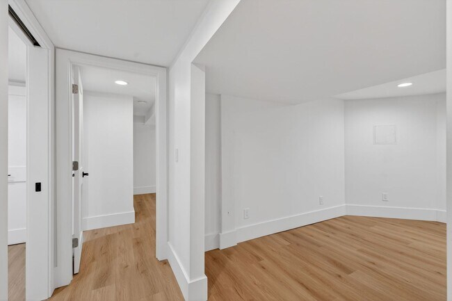 Building Photo - Platt Park Classic! 4 Beds, 2 Bath - Fully remodeled! Don't miss out on this one!