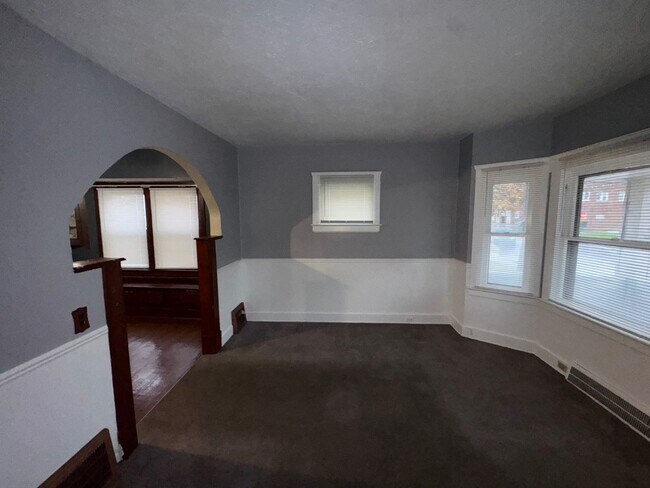 Building Photo - Charming 3-Bedroom Property in Prime Location