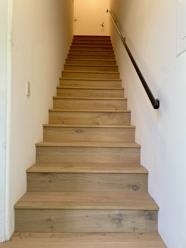 Entryway and Stairs - 522 N Roxbury Dr