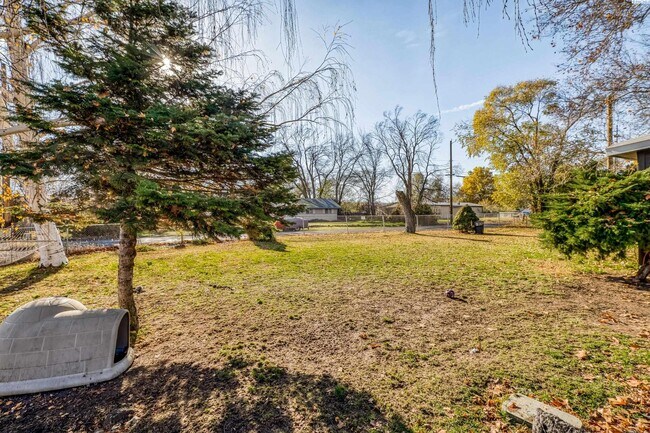 Building Photo - Large Shop w/Oversized Roll Up Doors and P...