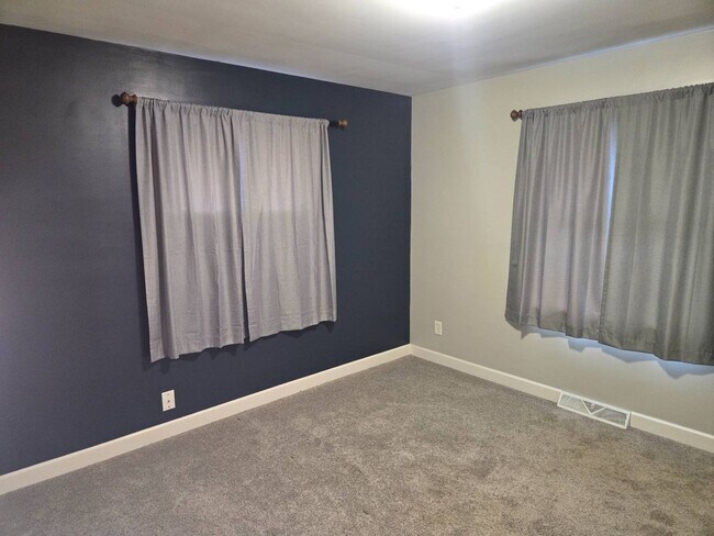 Building Photo - Charming 5-Bedroom Property in Prime Location