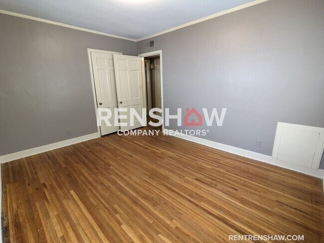 Building Photo - Convenient, 3/2 Home In East Memphis Now A...