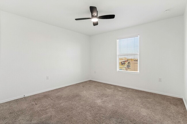 Building Photo - Southside gem! 4 bedrooms, loft, open floor plan less than 10 miles from the Toyota plant