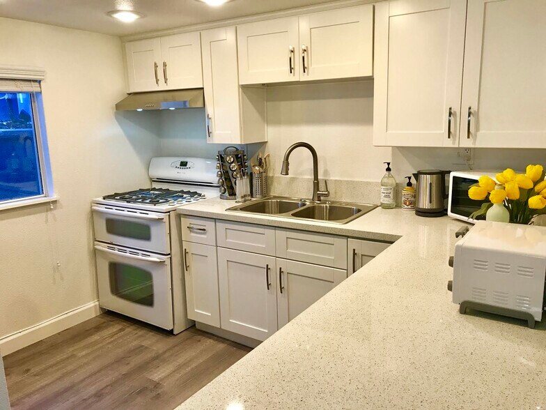 Building Photo - 2414 N Alvarado St