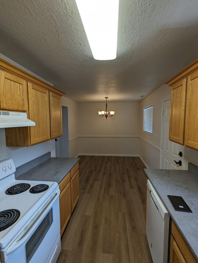 Building Photo - Comfy Spanish Fork Townhome (End Unit)