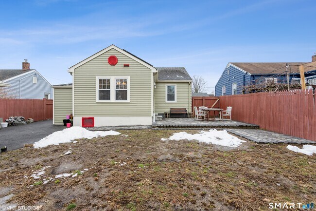 Building Photo - 680 Queen St