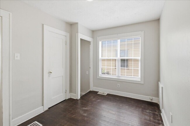 Building Photo - 37-37 S Sherman Dr