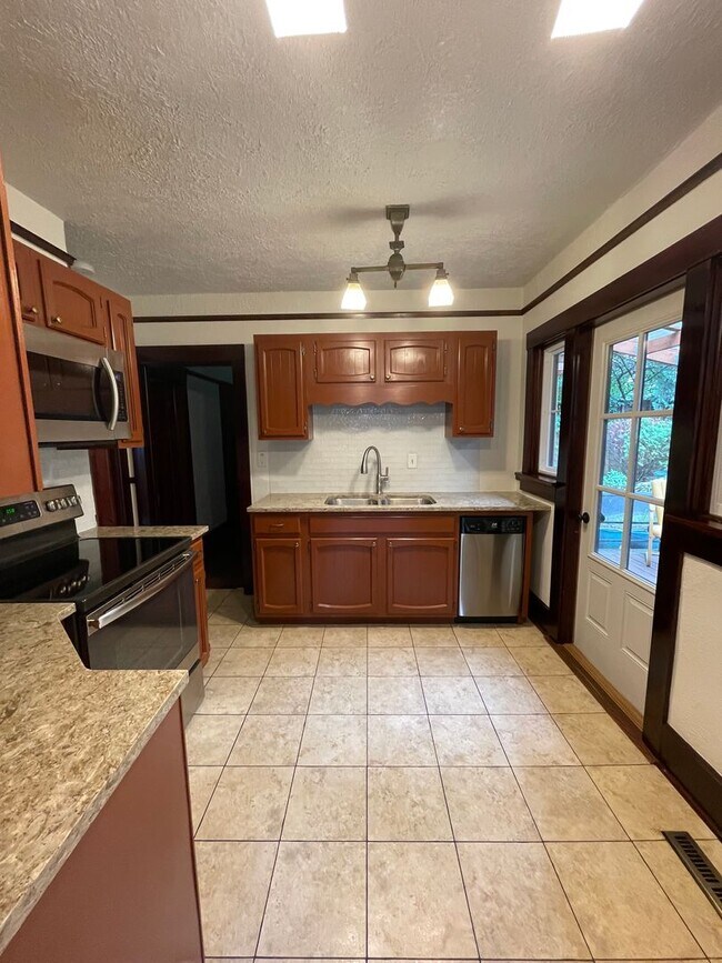 Building Photo - 3 Bedroom House Walking Distance to Purdue University