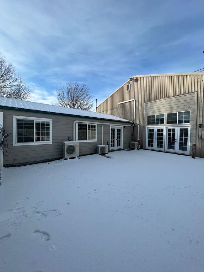Building Photo - Beautiful Large Modern Shome located betwe...