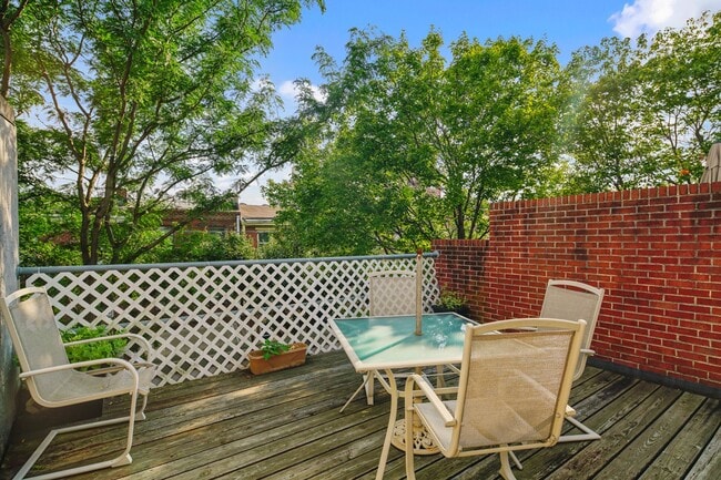Building Photo - Beautiful Bella Vista Three Bedroom Townhome with Parking