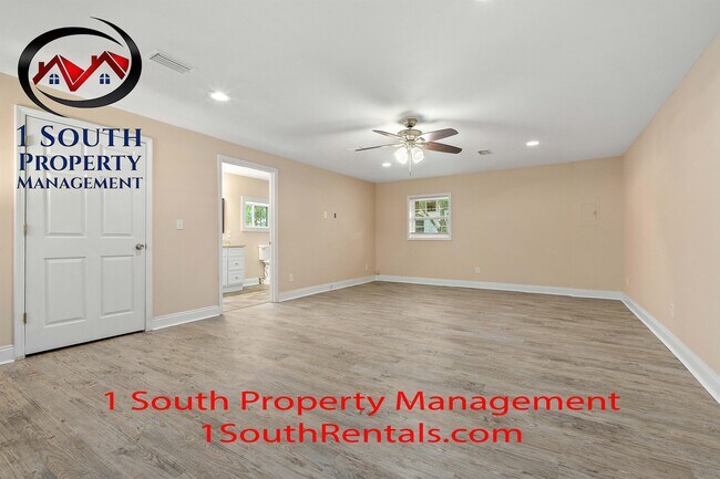 Building Photo - 3875 Hawthorne Dr