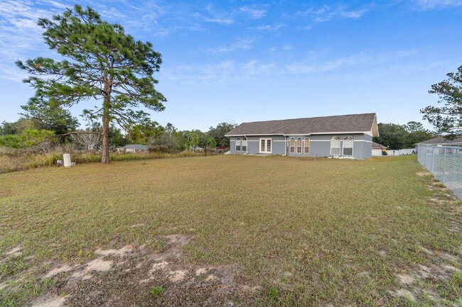 Building Photo - 3BR, 2BA available now in Silver Springs Shores