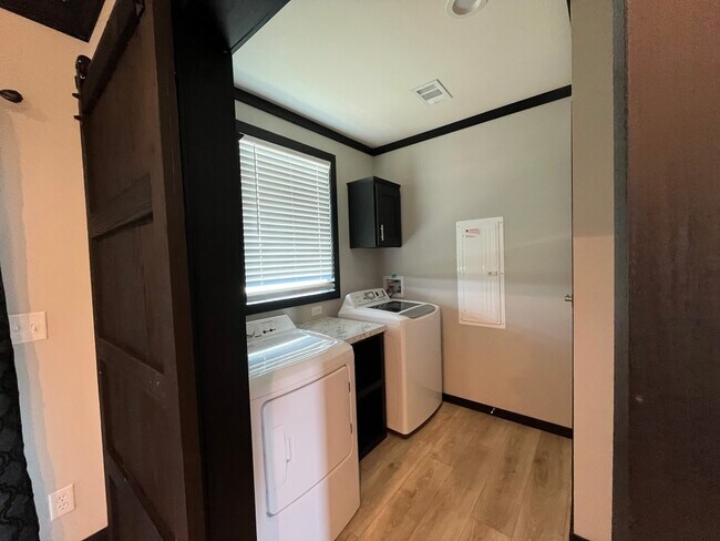 Building Photo - 1093 Anna Ln