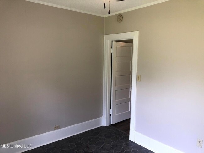 Building Photo - 495 Woodruff St