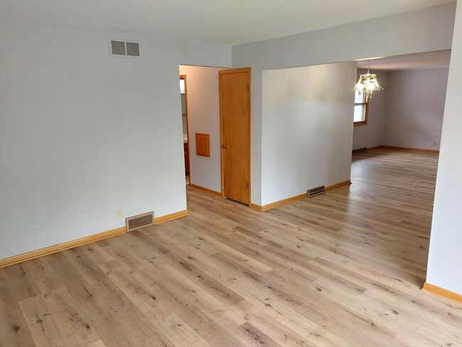Building Photo - 3 bedroom 1.5 bath home with attached 1 ca...