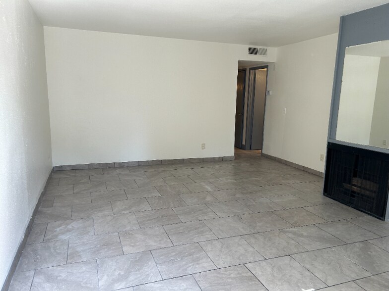 Building Photo - 3011 E Orangeburg Ave