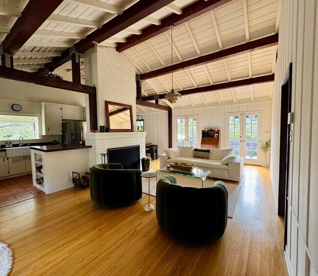 Building Photo - 2828 Laurel Canyon Pl