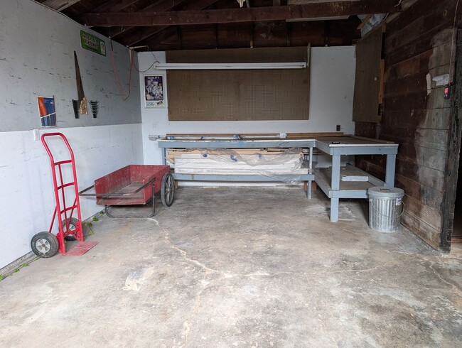 Building Photo - 516 Maple Ave