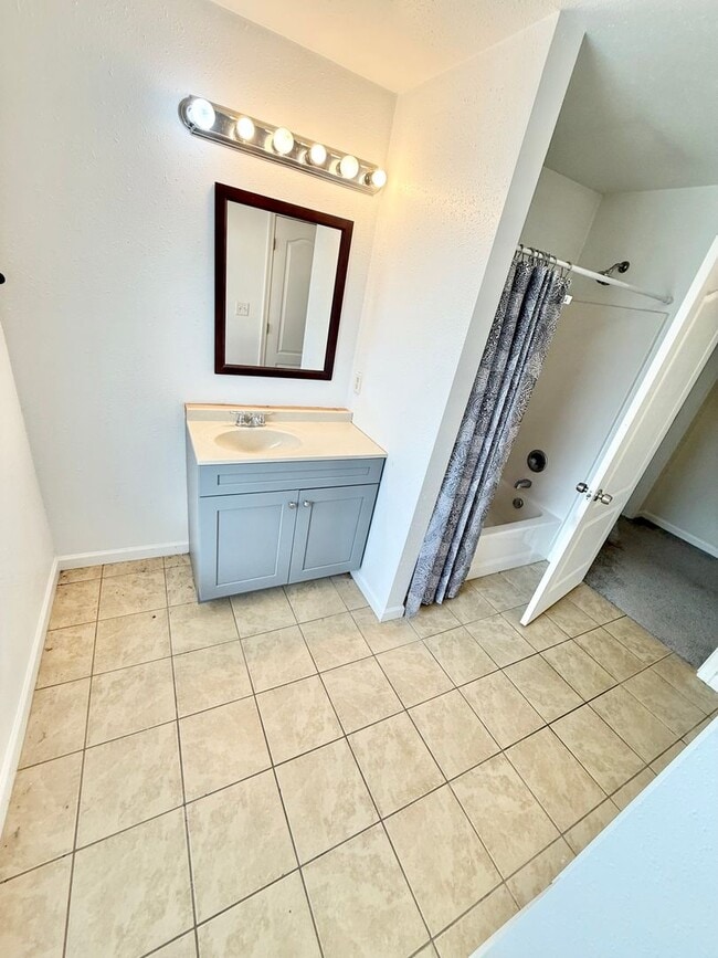 Building Photo - **4bed near MIL base- GRANITE/STAINLESS STEEL Appliances~ Roomates welcome!