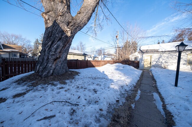 Building Photo - 2626 N Vincent Ave