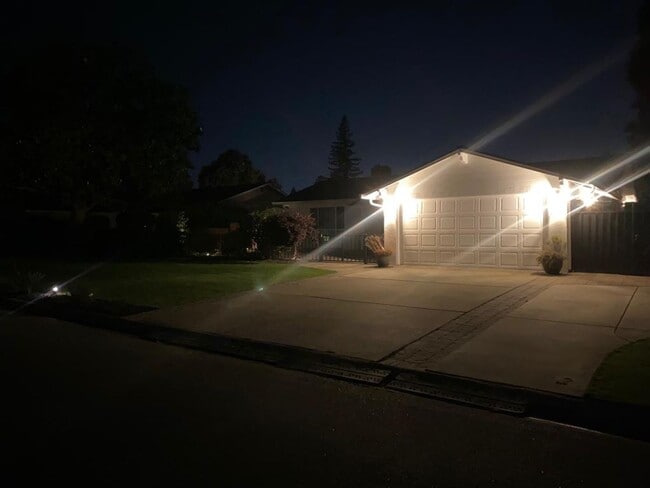 Building Photo - Beautiful Remodeled 3x2 Home in Sunland Pa...
