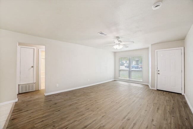 Building Photo - NEWLY-REMODELED 3-BEDROOM HOME IN HERITAGE SUBDIVISION