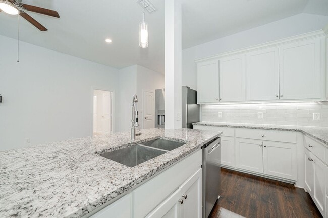 Building Photo - Beautifully Updated 3-Bed, 2-Bath Home Nea...