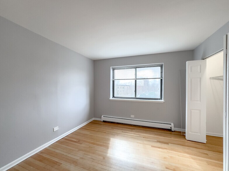 Building Photo - 6954 N Sheridan Rd