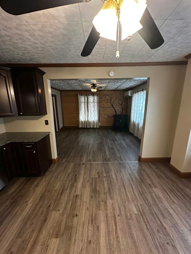 Building Photo - 240 E Main St