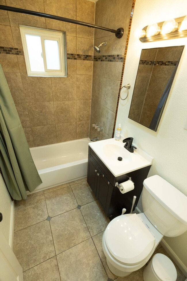 Building Photo - 240 E Hedding St