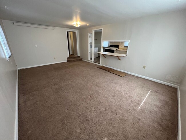 Building Photo - 2-3 Bedroom 1 Bath House with Washer and D...