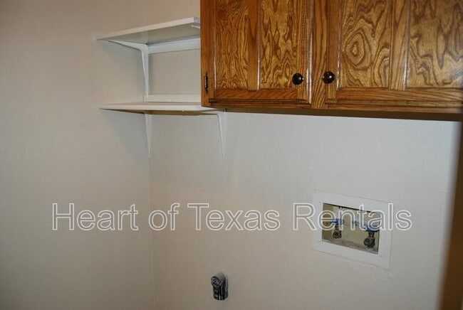 Building Photo - 2410 Comanche Trl