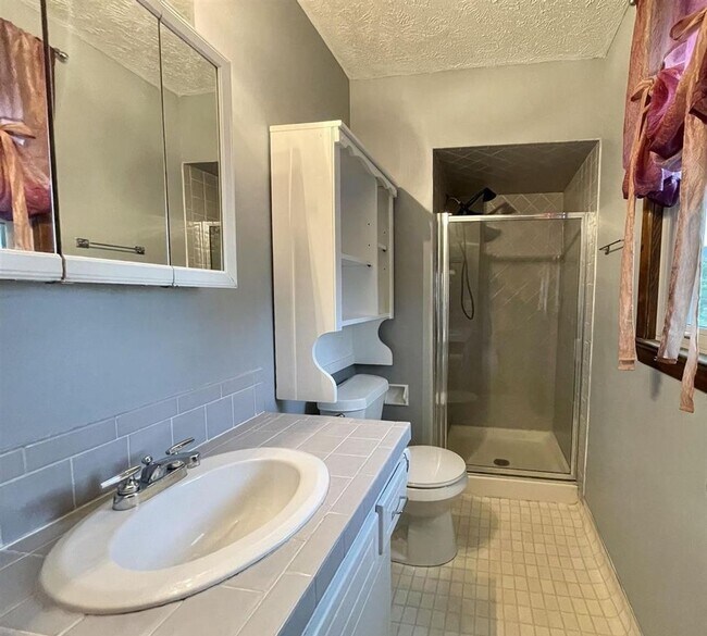 Building Photo - Spacious Tri-Level Home With Modern Upgrad...
