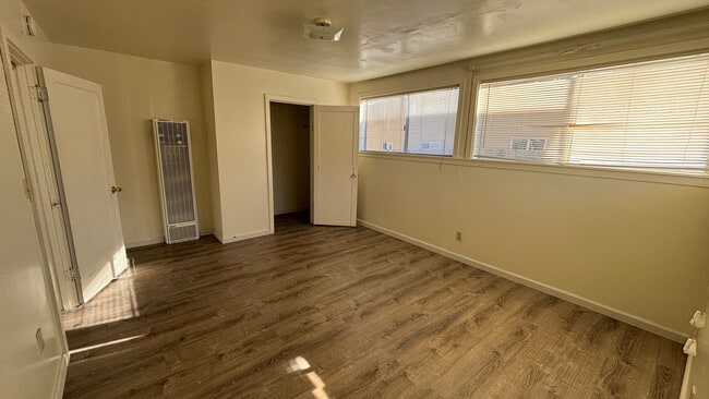 Building Photo - 562 Van Buren St