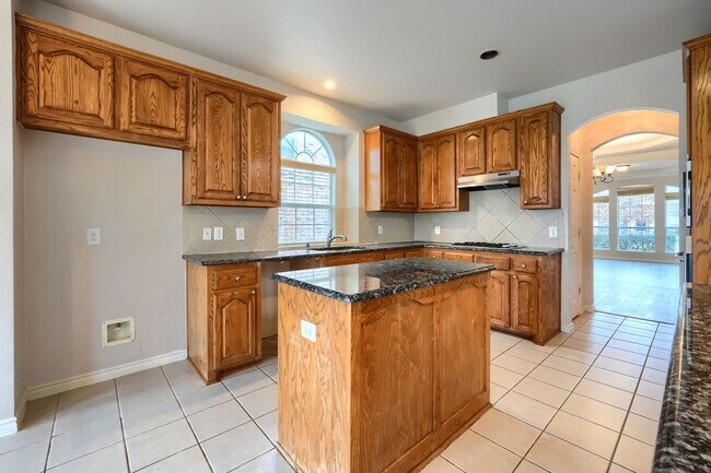 Building Photo - Stunning 5-Bedroom Home with Spacious Back...