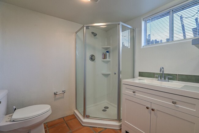 Building Photo - Quaint Studio in Prime Location