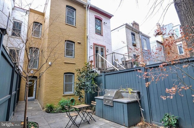 Building Photo - 1029 30th St NW