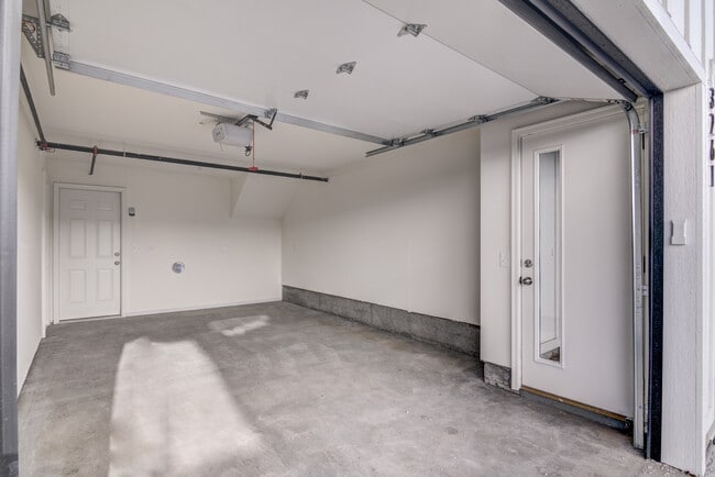 Building Photo - 3239 Fairfax St