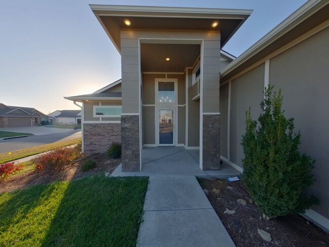 Building Photo - 1377 S Sierra Hls St