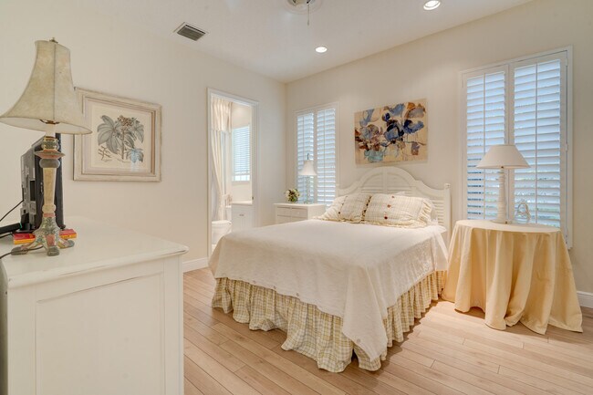 Building Photo - 119 Esperanza Way